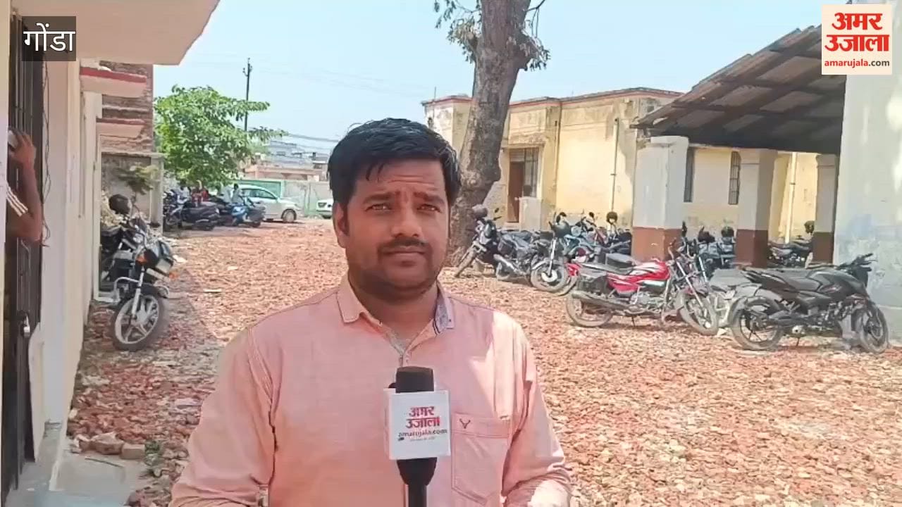 स्थानांतरण की उम्मीद में बीएसए कार्यालय पर उमड़ी शिक्षकों की भीड़