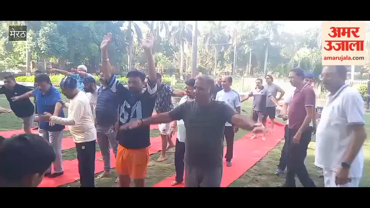Meerut: Yoga Acharya Ashish Conducts Yoga Session at Gandhi Bagh, Residents Participate Enthusiastically
