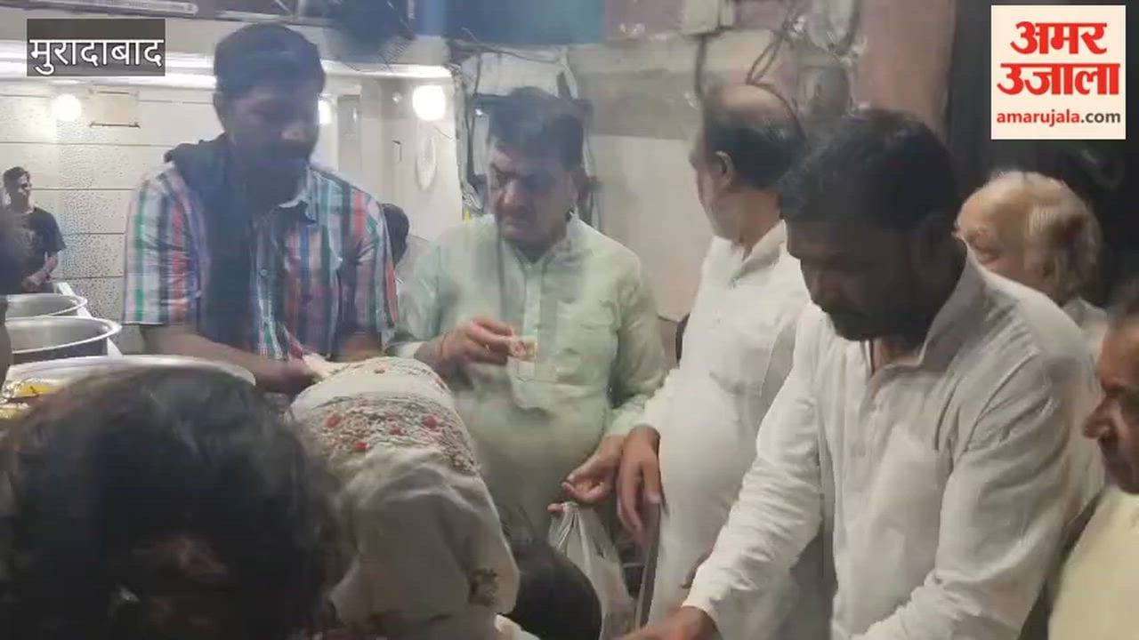 Congress members distributed food on Rahul Gandhi's birthday