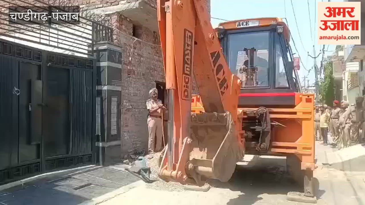 The administration's bulldozers razed the illegal properties of two brothers who are drug smugglers; nearly 30 criminal cases are registered against the duo.