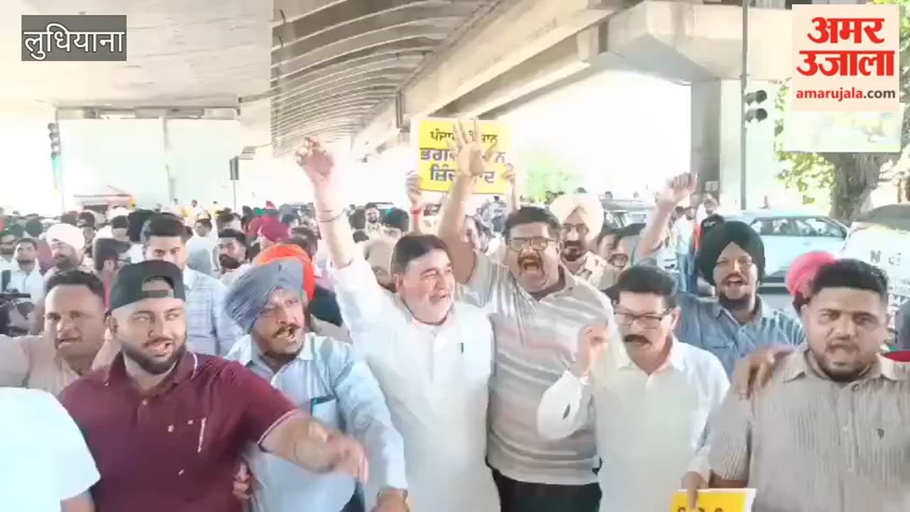 AAP leaders and workers stage a protest in Ludhiana against the fake video.