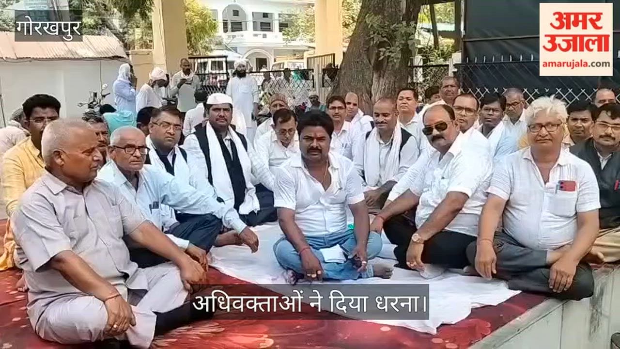 Relay hunger strike by advocates continues in Sahjanwa Tehsil.