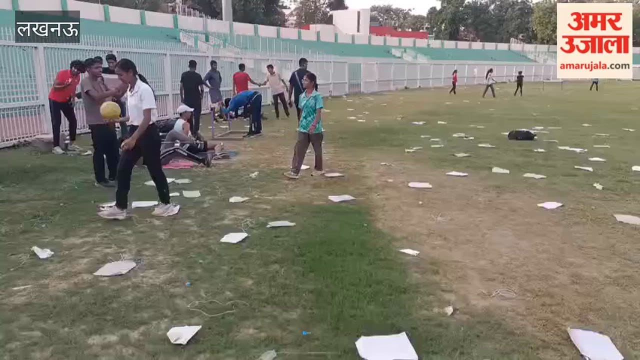 लखनऊ के केडी सिंह बाबू स्टेडियम में योग कार्यक्रम के दौरान फैलाया गया कचरा