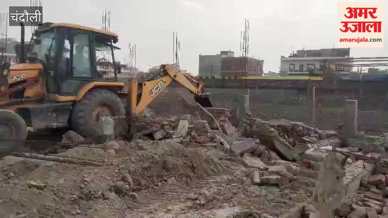 Municipality's bulldozer razes encroachments  Chandauli