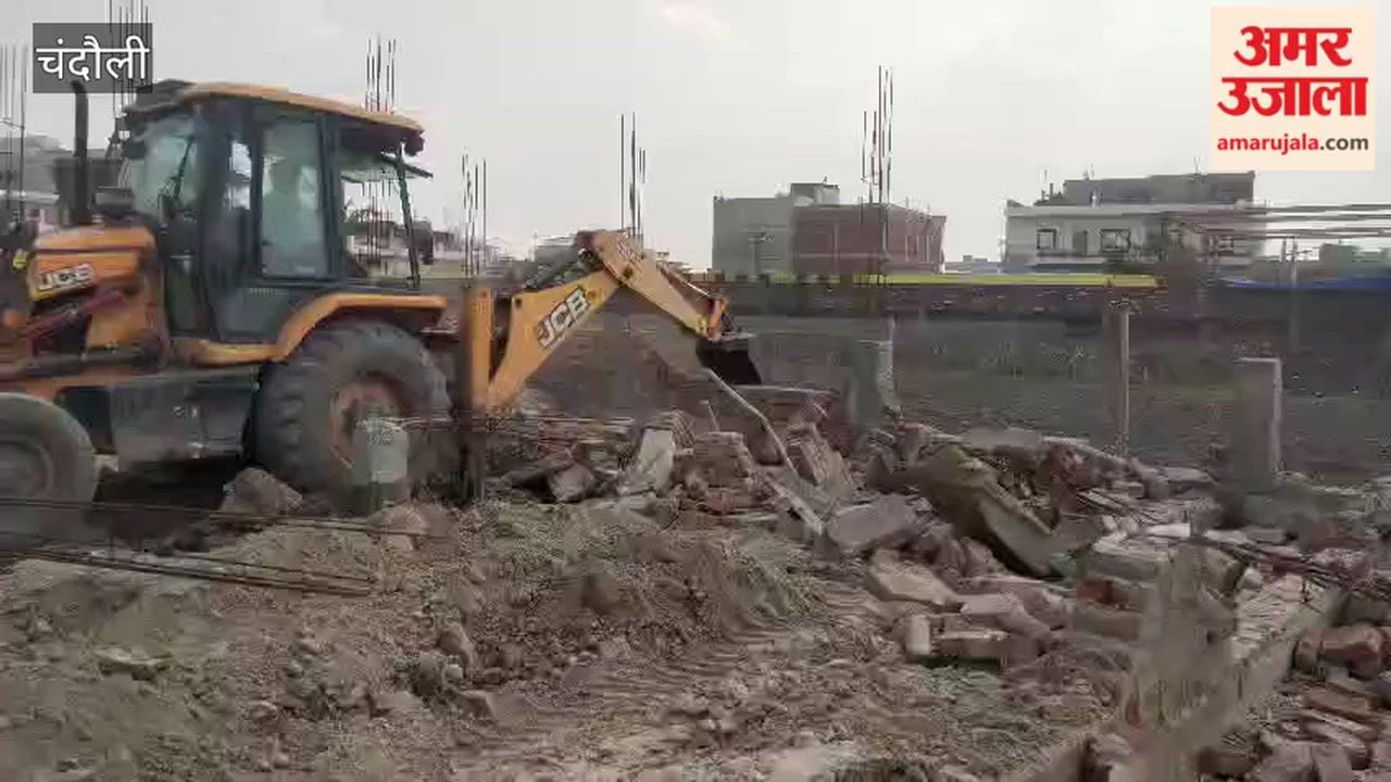 Municipality's bulldozer razes encroachments  Chandauli