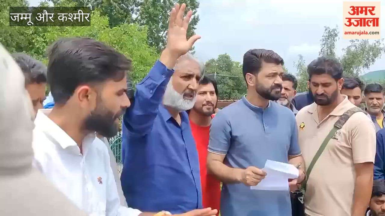 Street Vendors Protest in Shopian, Demand Priority for Local Vendors