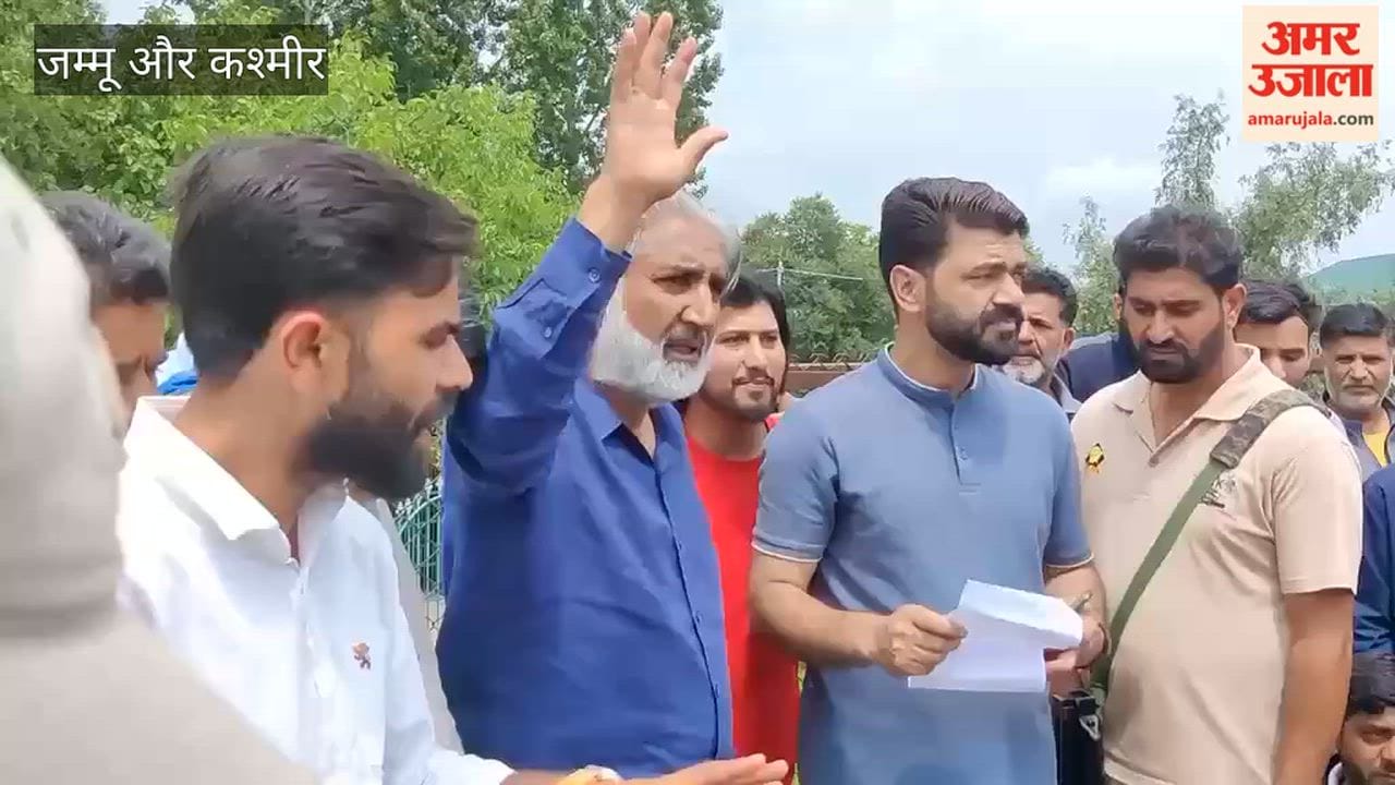 Street Vendors Protest in Shopian, Demand Priority for Local Vendors