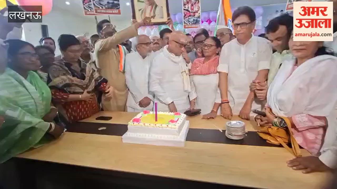 लखनऊ में कांग्रेस मुख्यालय में अजय राय व कार्यकर्ताओं ने केक काटकर राहुल गांधी का जन्मदिन मनाया