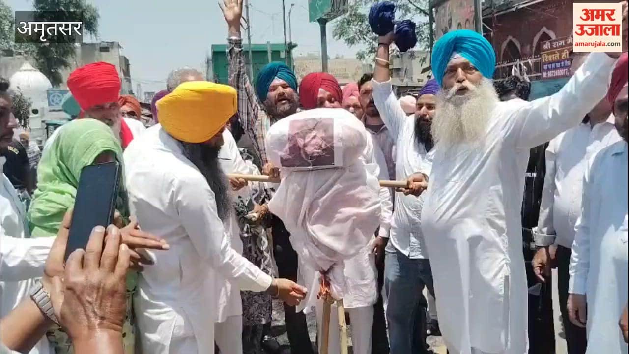 The Sant Safai Society Ludhiana burned an effigy of Raja Warring outside Hall Gate in Amritsar