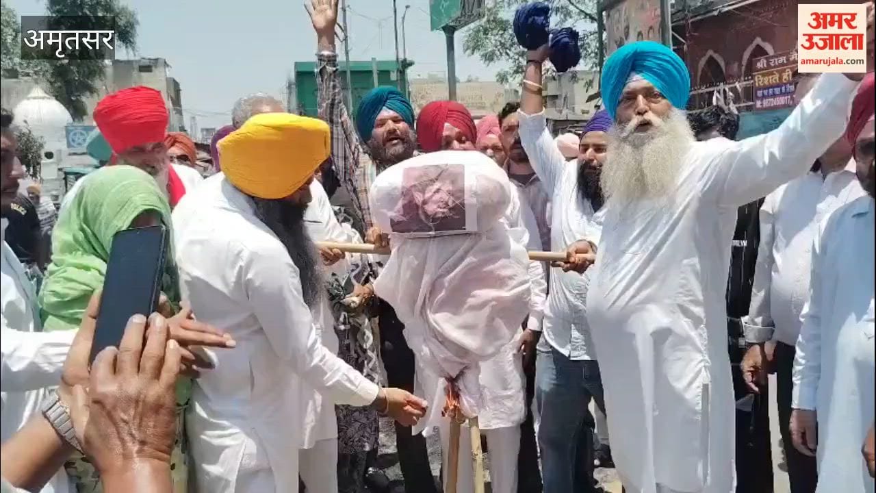 The Sant Safai Society Ludhiana burned an effigy of Raja Warring outside Hall Gate in Amritsar