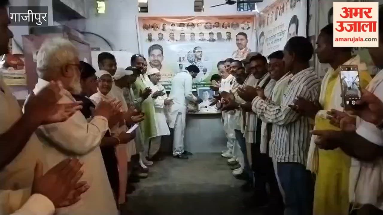 Fruits distributed at an old age home Rahul Gandhi birthday