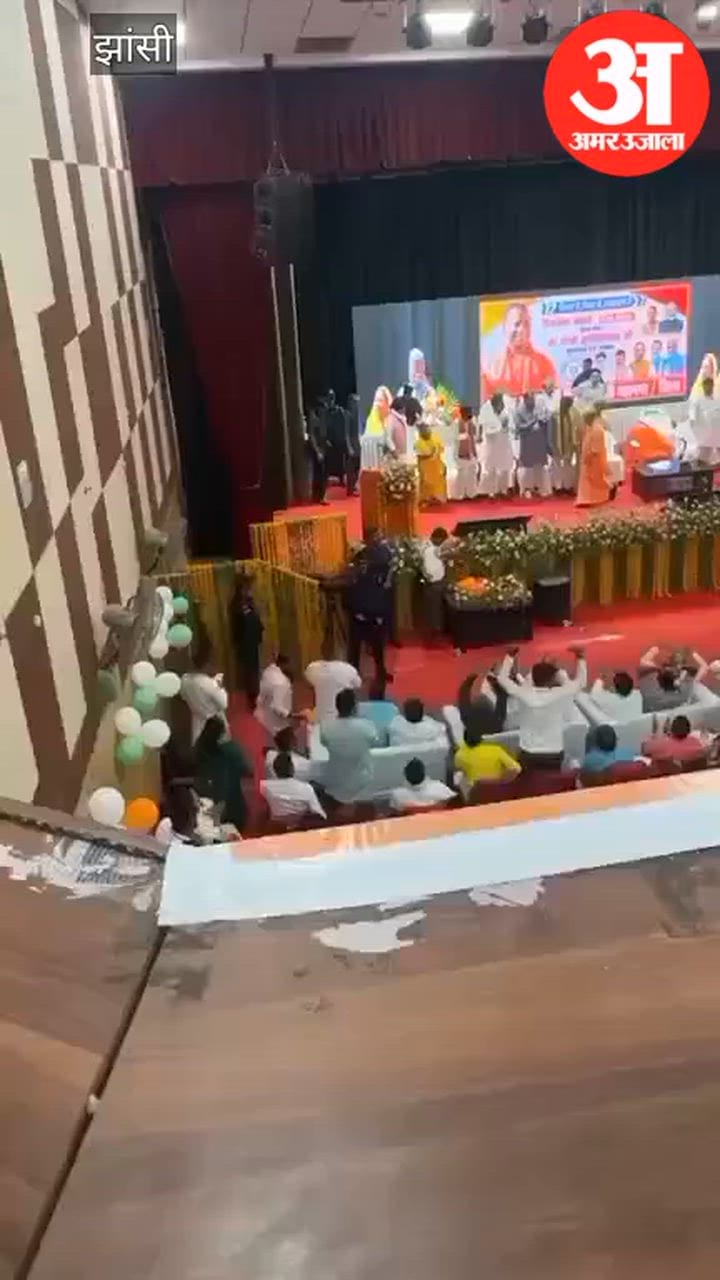 Video: सीएम के मंच पर स्पीच के दौरान एमएलसी बाबूलाल तिवारी कुर्सी को धक्का देकर बाहर निकले, वीडियो वायरल