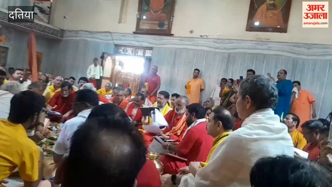 The death anniversary of Rashtraguru Swami Ji Maharaj, the presiding head of Pitambara Peeth, was observed with the chanting of mantras.