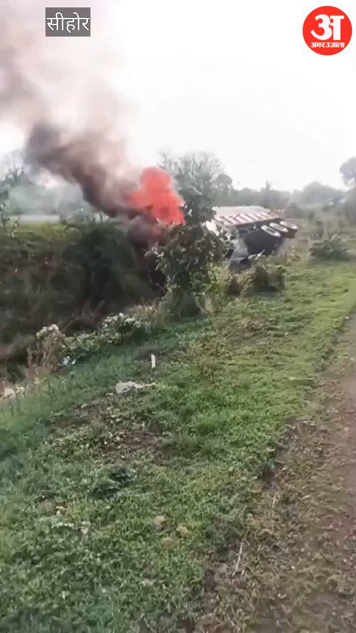Sehore news:Rice-Laden Truck Overturns, Catches Fire on Sehore Highway; Goods Worth Lakhs Destroyed