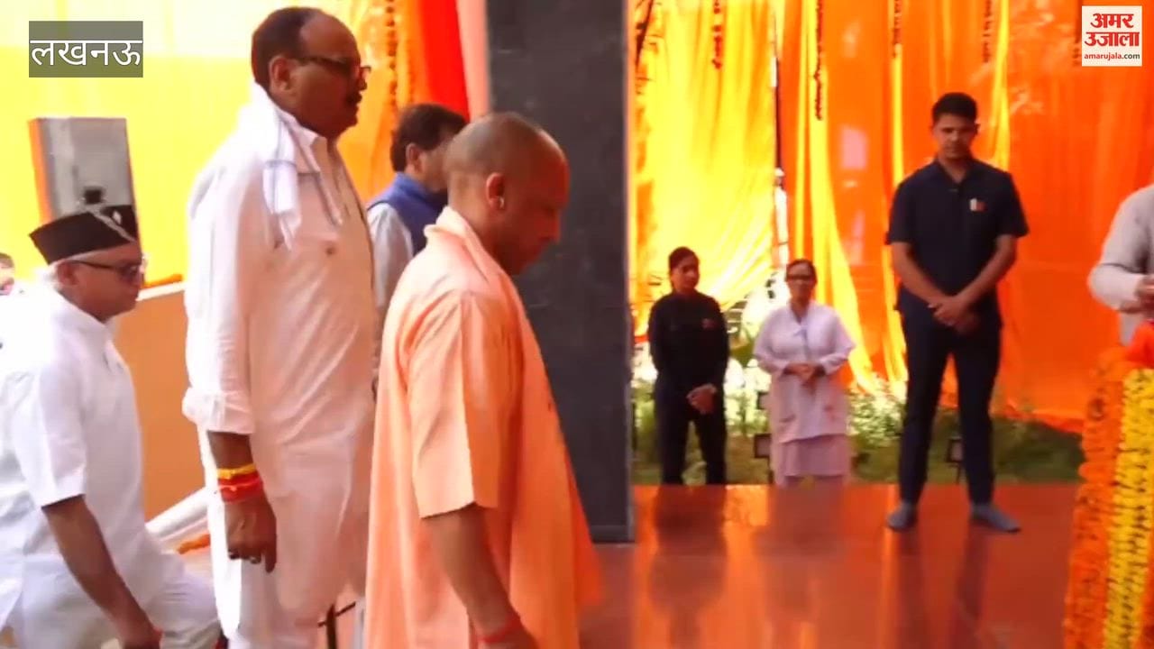 डॉ. श्यामा प्रसाद मुखर्जी की पुण्यतिथि पर सीएम योगी ने उनकी प्रतिमा पर पुष्पांजलि अर्पित कर किया नमन