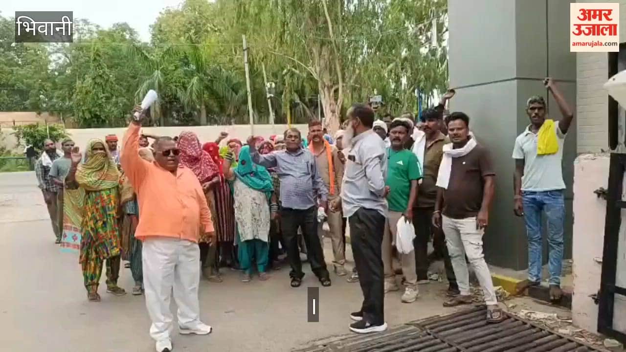 Sanitation workers staged a protest at the Mini-Secretariat in Bhiwani.