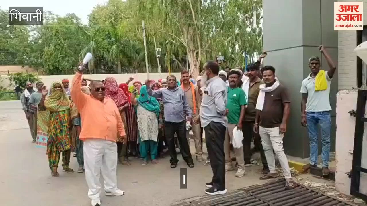 Sanitation workers staged a protest at the Mini-Secretariat in Bhiwani.