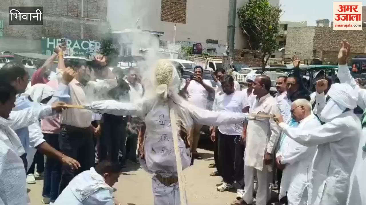sanyukt sangharsh samiti staged a protest and burned an effigy of the government in Bhiwani