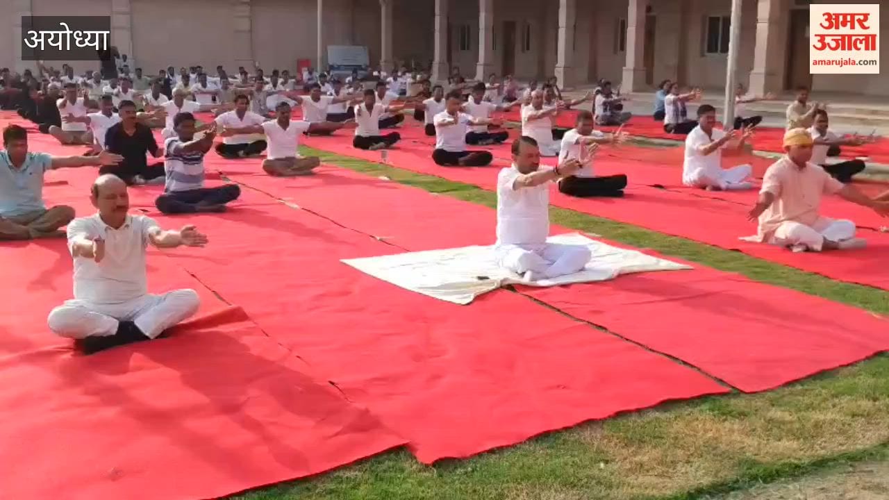 राम मंदिर में गूंजा योगेश्वर श्रीकृष्ण का मंत्र, योग दिवस पर हुआ सामूहिक योगाभ्यास