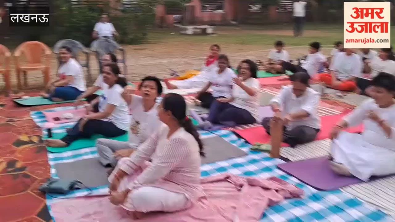 लखनऊ के आशियाना अटल सेवा केंद्र में लोगों ने योग की पाठशाला में किया योगाभ्यास