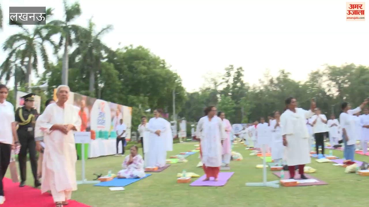 जनभवन में राज्यपाल आनंदीबेन पटेल ने किया योगाभ्यास