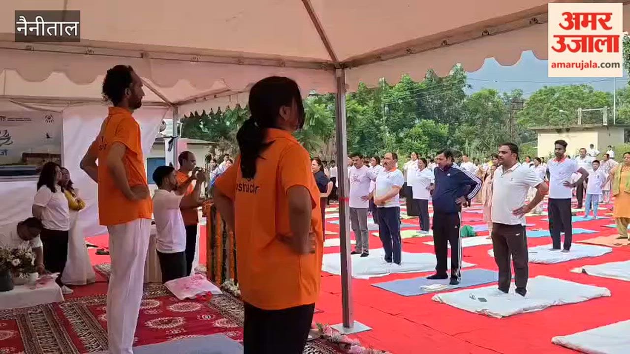Hundreds of people practiced yoga in Bhimtal.