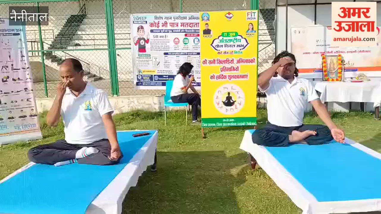 DM Lalit Mohan Raiyal, SSP Manjunath and City Magistrate performed group yoga at Haldwani Stadium