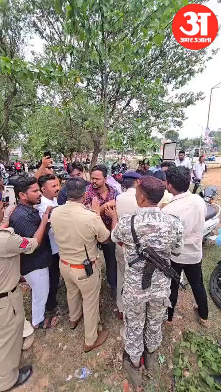 Tent of NSUI workers uprooted clash between police and students in Jagdalpur