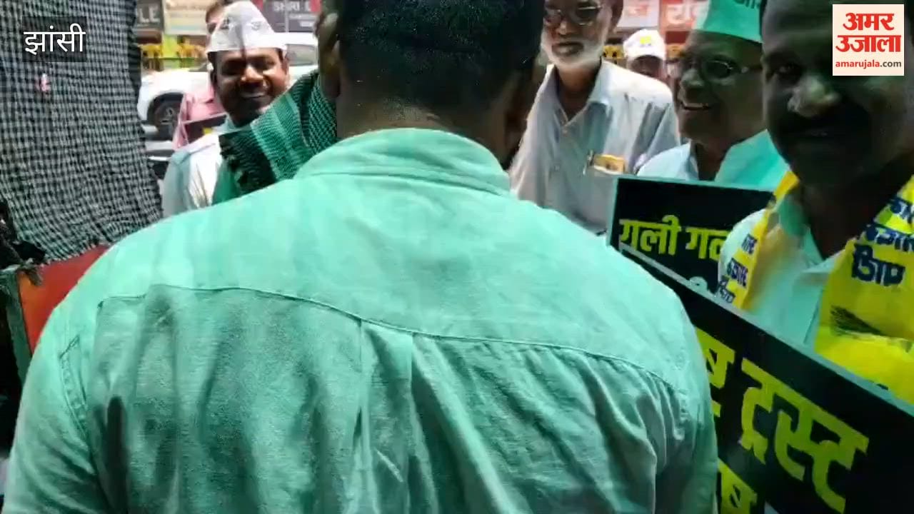 AAP protests against alleged misappropriation of temple offerings; sends Champat Rai a cheque for ₹420 collected through begging.