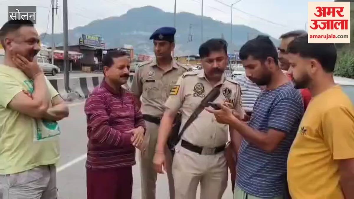 Video: सोलन में ट्रक ने सड़क किनारे खड़े चार वाहनों को मारी टक्कर, चालक मौके से फरार