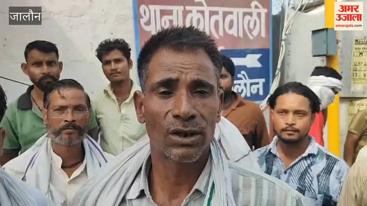 Jalaun: Sanitation workers protest outside police station after colleague is assaulted