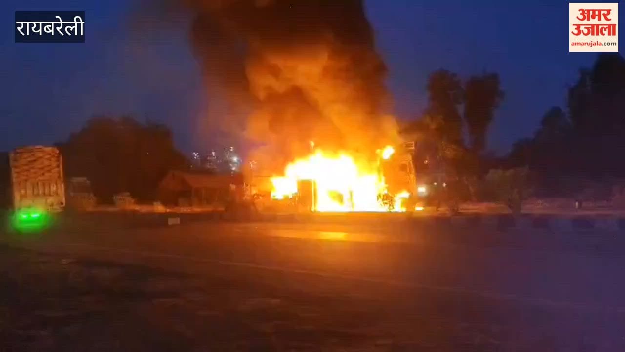 रायबरेली के बछरावां में ट्रक व पिकअप में टक्कर, दोनों में वाहनों में लगी आग