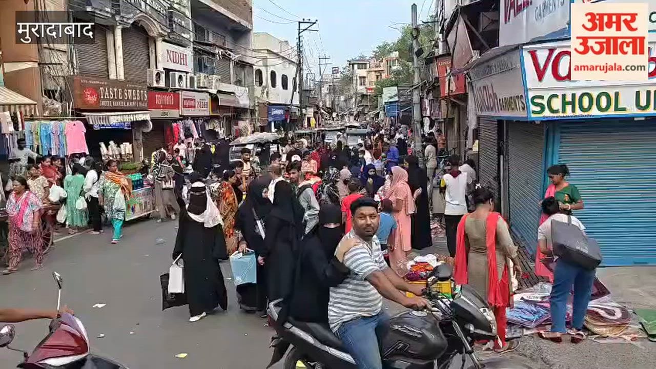 People inconvenienced by traffic jams in the market