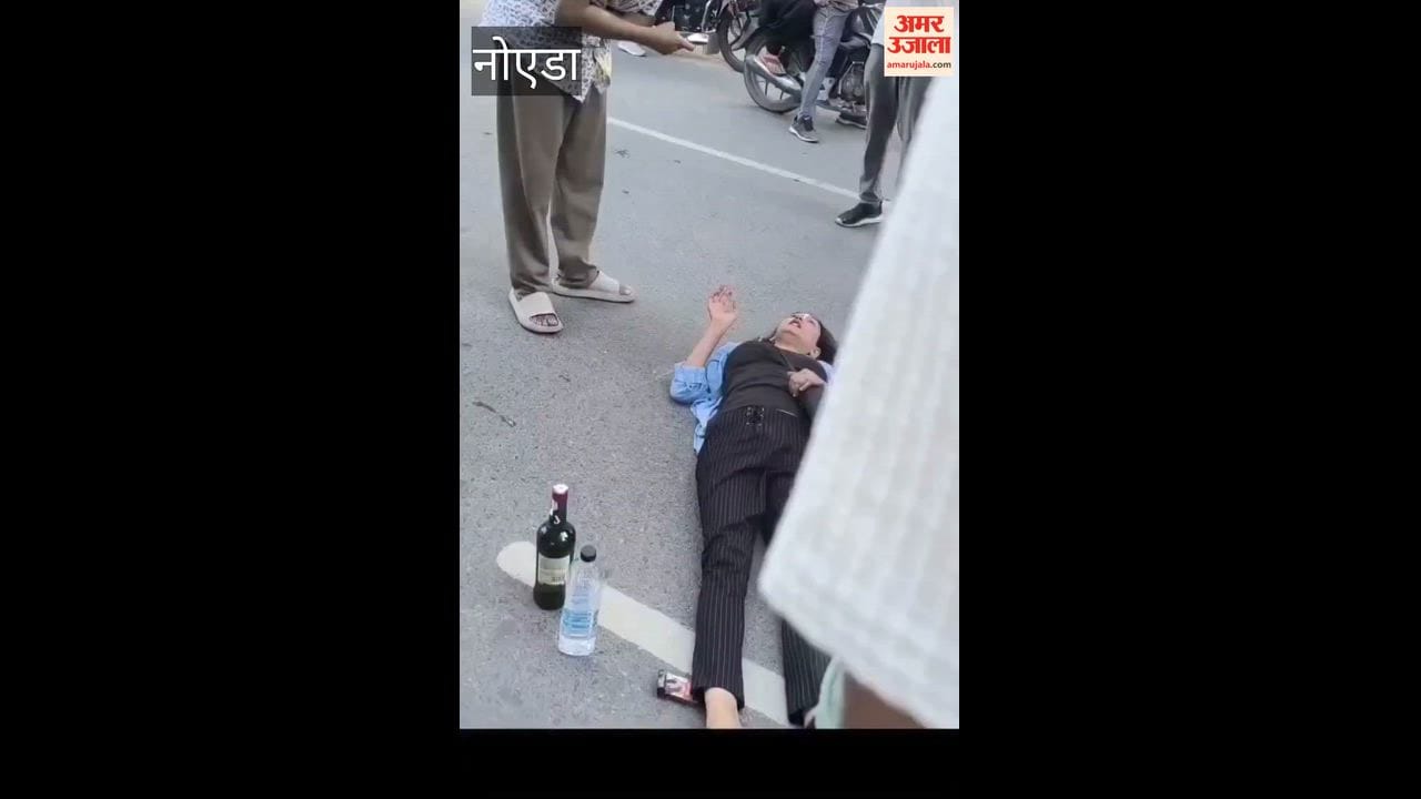 Greater Noida Intoxicated young woman creates a ruckus in the middle of road