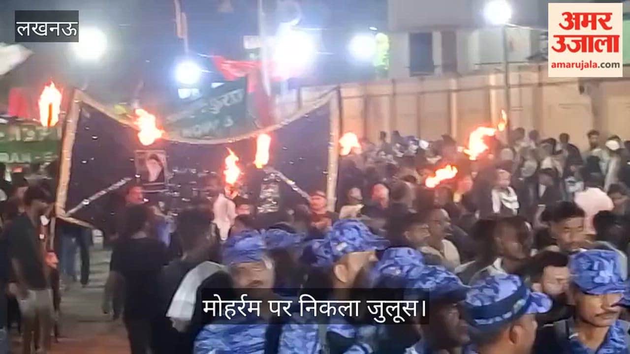 लखनऊ: मोहर्रम पर लखनऊ की दरिया वाली मस्जिद से  'अलम-ए-फातेह फुरात का जुलूस निकला