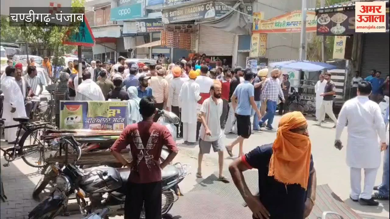 Clash involving sticks and clubs breaks out between two groups over possession of shops in Mamdot; 6 injured.