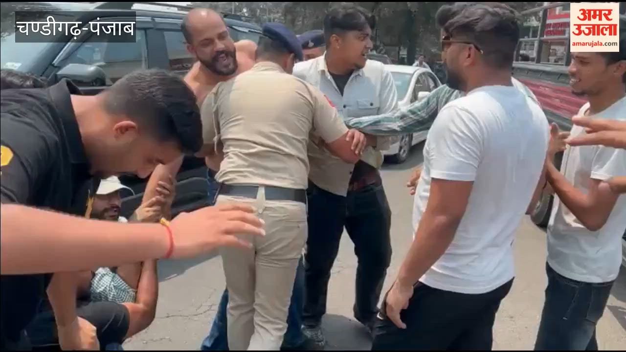 Youth Congress raised slogans against the Union Education Minister.