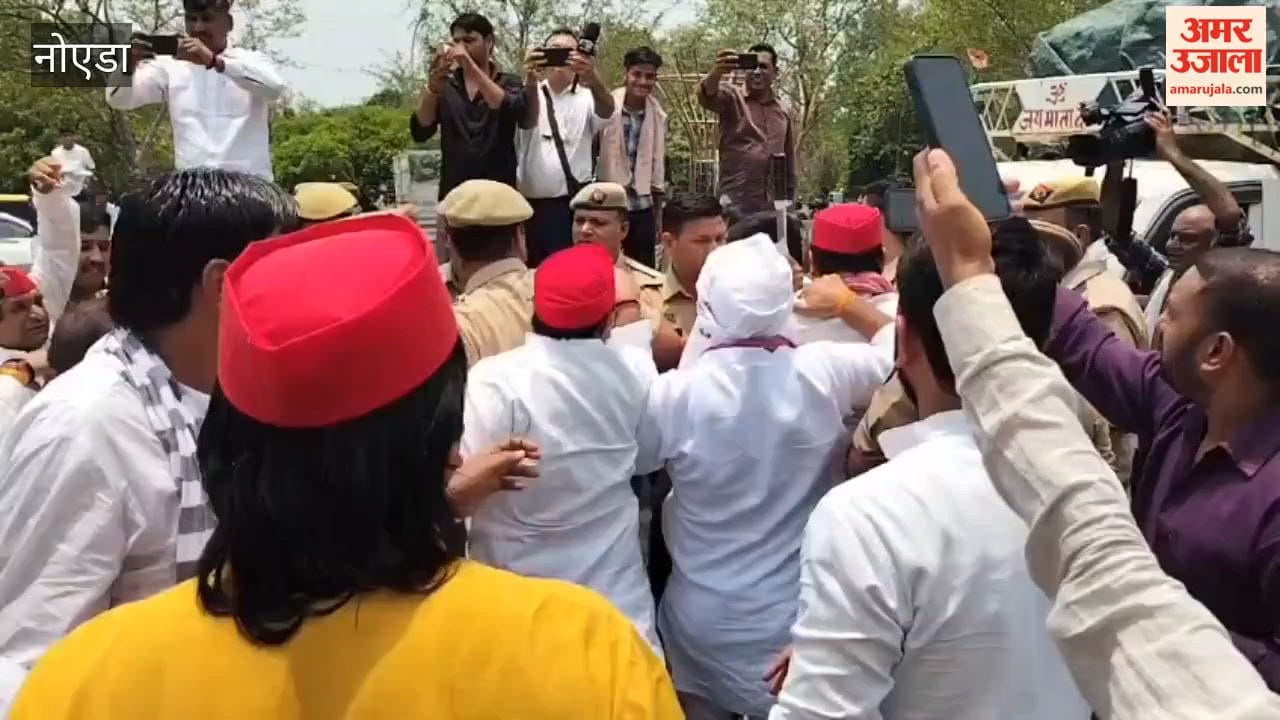 Clash between police and samajwadi party workers in Greater Noida
