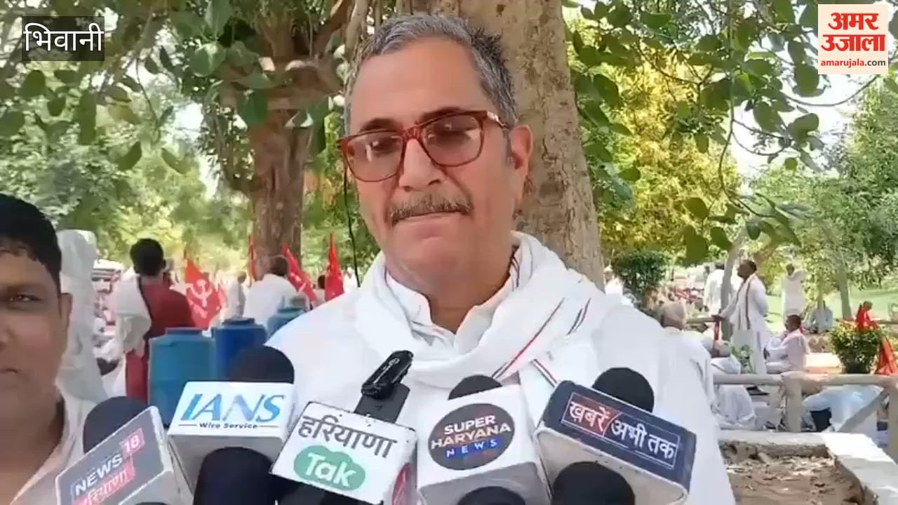 Farmers from across the state laid siege to Irrigation Minister Shruti Choudhry's residence in Bhiwani.