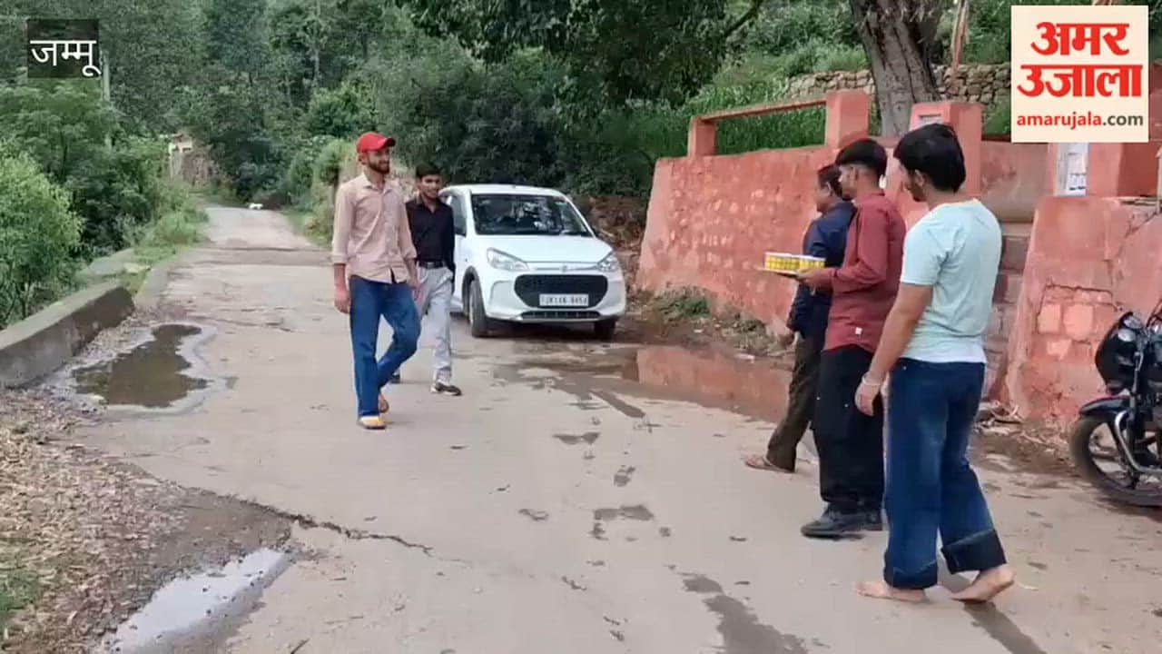 Water distribution stalls were set up at various points near the Nirjala Kaddu shrine in the Chenani area, where people partook of *phalahar* (fasting-friendly food) and sweet water
