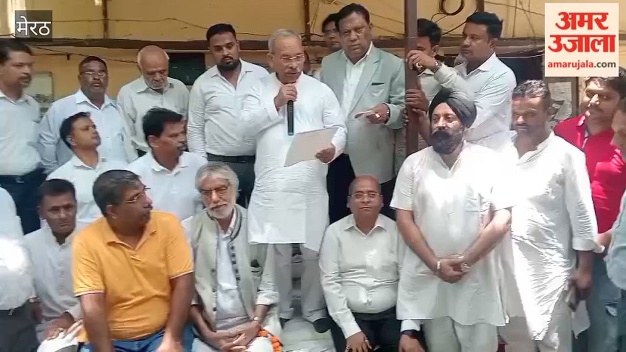 Baghpat MP Rajkumar Sangwan reached the ongoing dharna in the e-registry office.