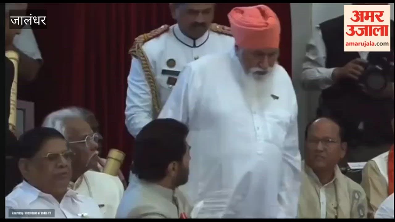 Sant Niranjan Dass Ji, head of Dera Sachkhand Ballan, receives the Padma Shri award; PM Modi witnesses the occasion.