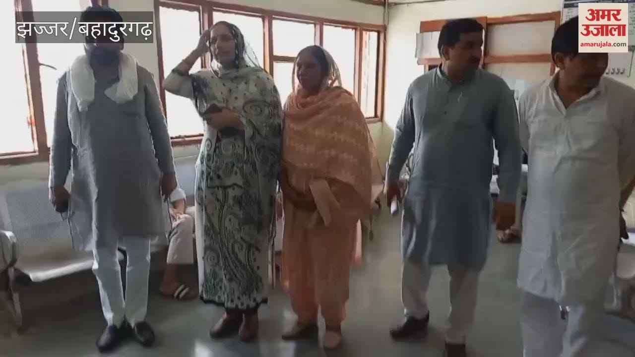Chairperson and councilors in Jhajjar launch a protest against the DMC Municipal Council.