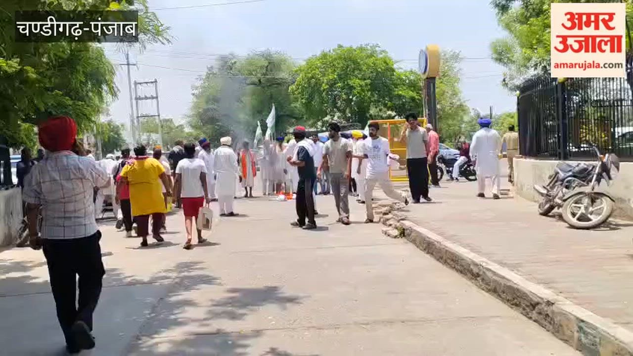 Farmers in Ferozepur burned an effigy of the Punjab government in front of the DC office.