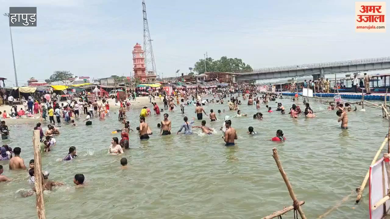 Devotees took a holy dip on the occasion of Jyeshtha Ganga Dussehra