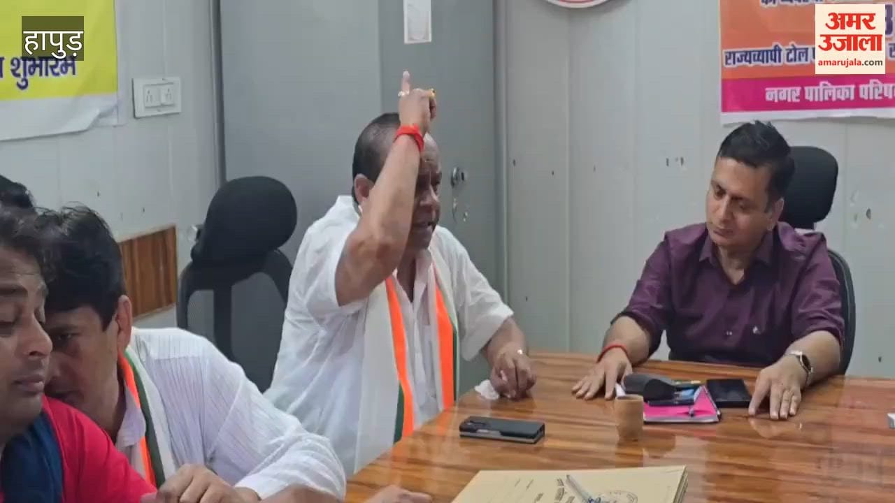 heated argument broke out between Municipal Corporation EO and Congress workers in Hapur