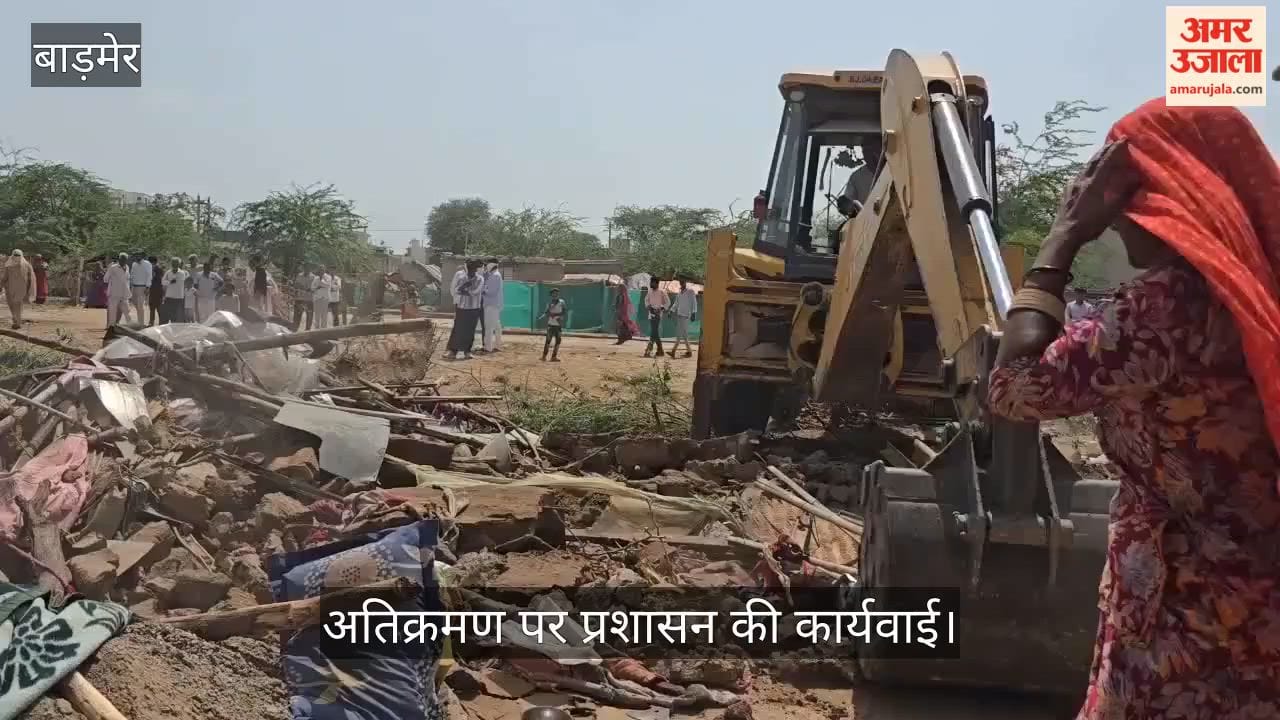 Insistence to save the house: Girl clashes with police, girls stand on the roof in front of JCB