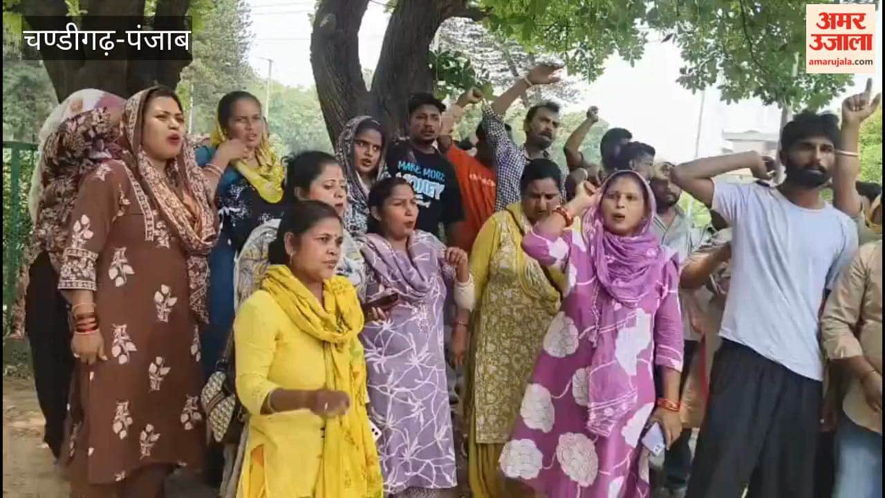 MTS workers staged a protest at PU over non-payment of salaries.