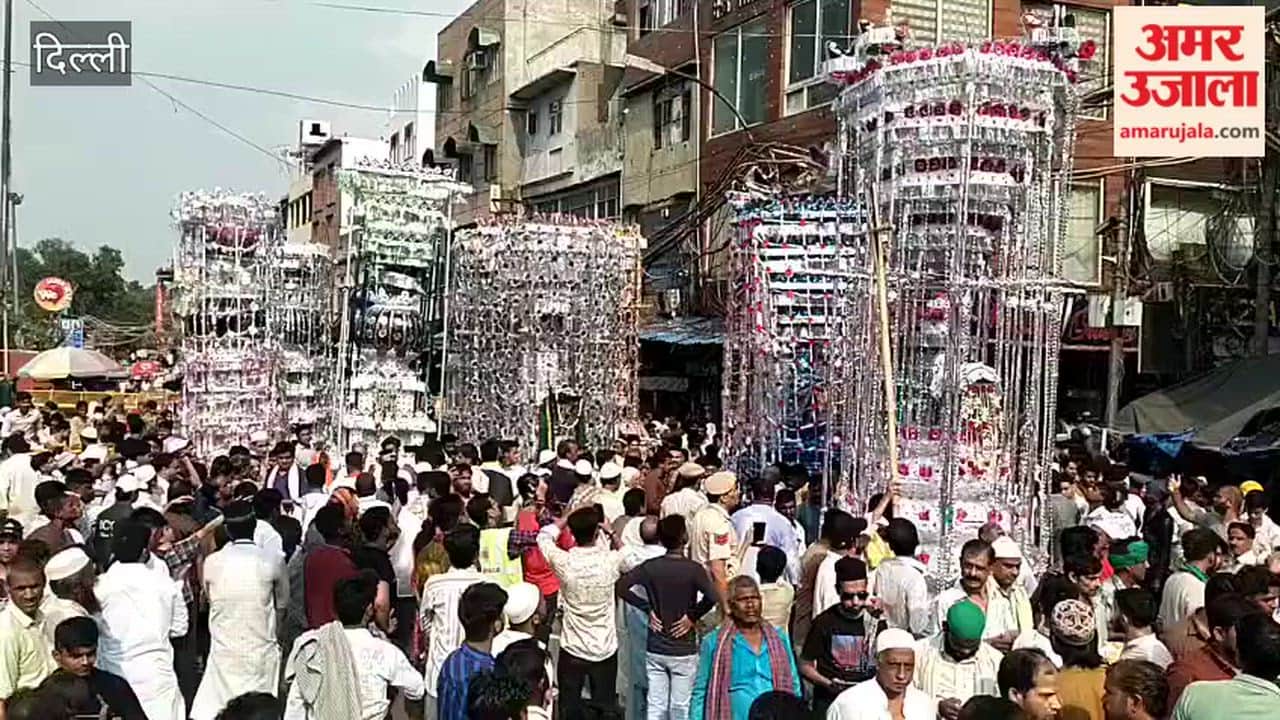 Tazia procession passes in front of Jama Masjid; huge crowd of devotees gathers