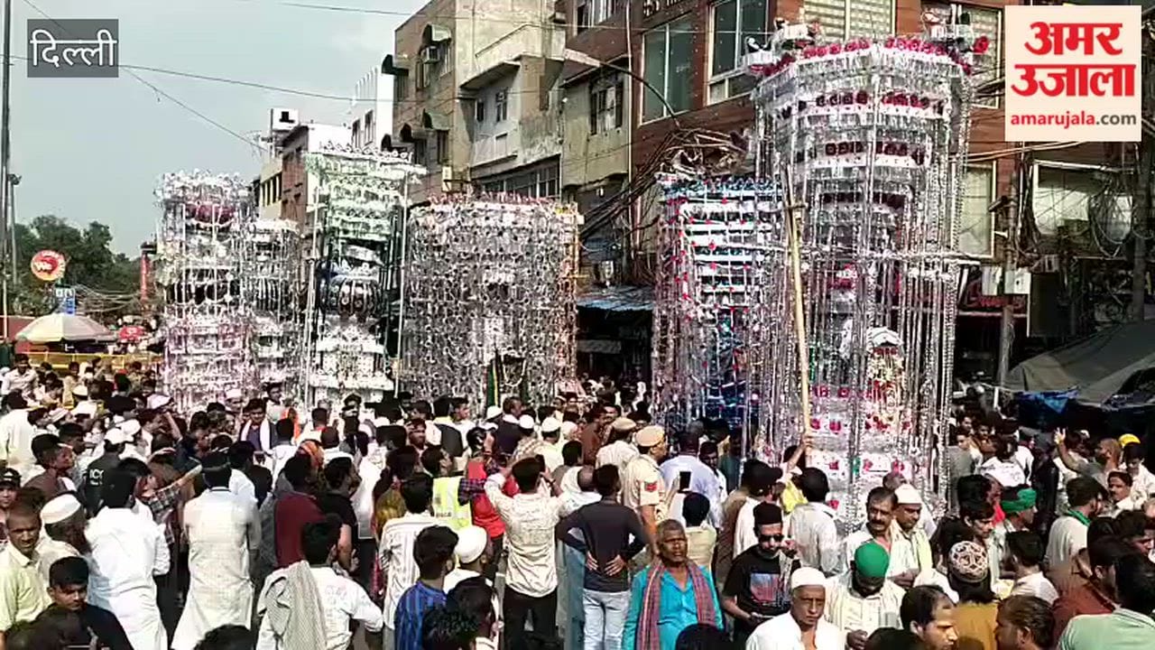 Tazia procession passes in front of Jama Masjid; huge crowd of devotees gathers